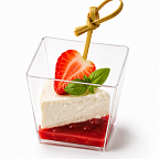 Сливочная страчателла со свежей клубникой в стаканчике
